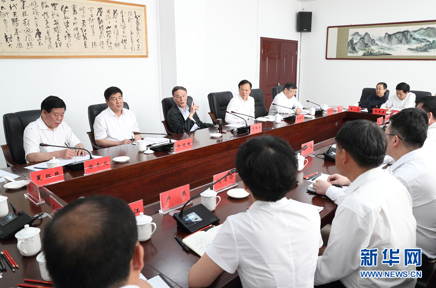 6月20日至22日，中共中央政治局常委、中央紀委書記王岐山在貴州省檢查紀檢監(jiān)察工作。這是6月21日，王岐山在修文縣委紀委座談會上講話。新華社記者 王曄 攝