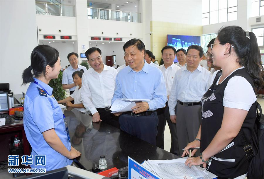 6月22日至24日，中共中央政治局常委、中央書記處書記劉云山在遼寧調(diào)研。這是6月22日，劉云山在中國（遼寧）自貿(mào)試驗區(qū)營口片區(qū)與干部群眾深入交流。新華社記者 張鐸 攝