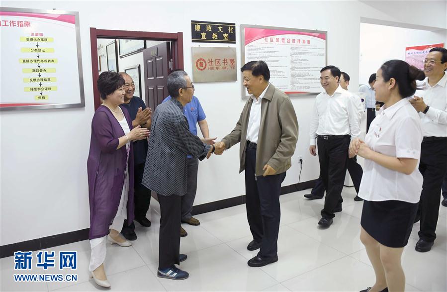 6月22日至24日，中共中央政治局常委、中央書記處書記劉云山在遼寧調(diào)研。這是6月23日，劉云山在錦州市西街社區(qū)與干部群眾深入交流。新華社記者 張鐸 攝
