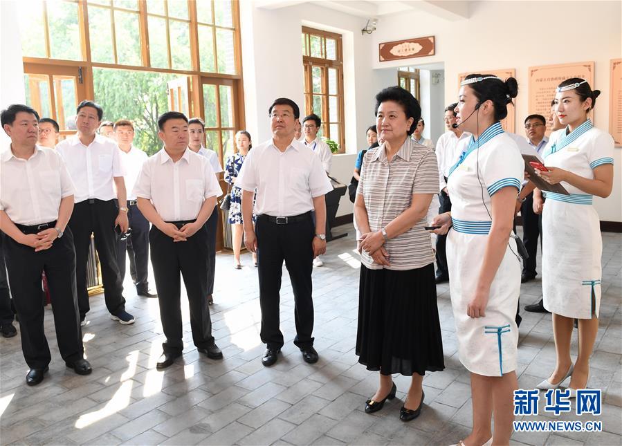 6月25日，全國民族團(tuán)結(jié)進(jìn)步創(chuàng)建經(jīng)驗(yàn)交流現(xiàn)場會在內(nèi)蒙古興安盟召開，中共中央政治局委員、國務(wù)院副總理劉延?xùn)|出席會議并講話。在內(nèi)蒙古期間，劉延?xùn)|考察內(nèi)蒙古人民代表會議舊址即“五一會址”，深入社區(qū)看望各族干部群眾。這是劉延?xùn)|考察“五一會址”。新華社記者 陳曄華 攝
