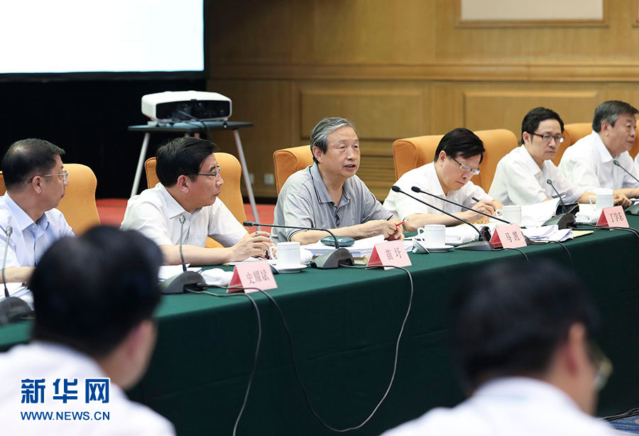近日，中共中央政治局委員、國(guó)務(wù)院副總理馬凱在北京調(diào)研新能源汽車產(chǎn)業(yè)發(fā)展。這是7月4日，馬凱在北京深入新能源汽車充換電設(shè)施、充電服務(wù)平臺(tái)、分時(shí)租賃等單位調(diào)研，并主持召開(kāi)推廣應(yīng)用座談會(huì)。新華社記者 龐興雷 攝
