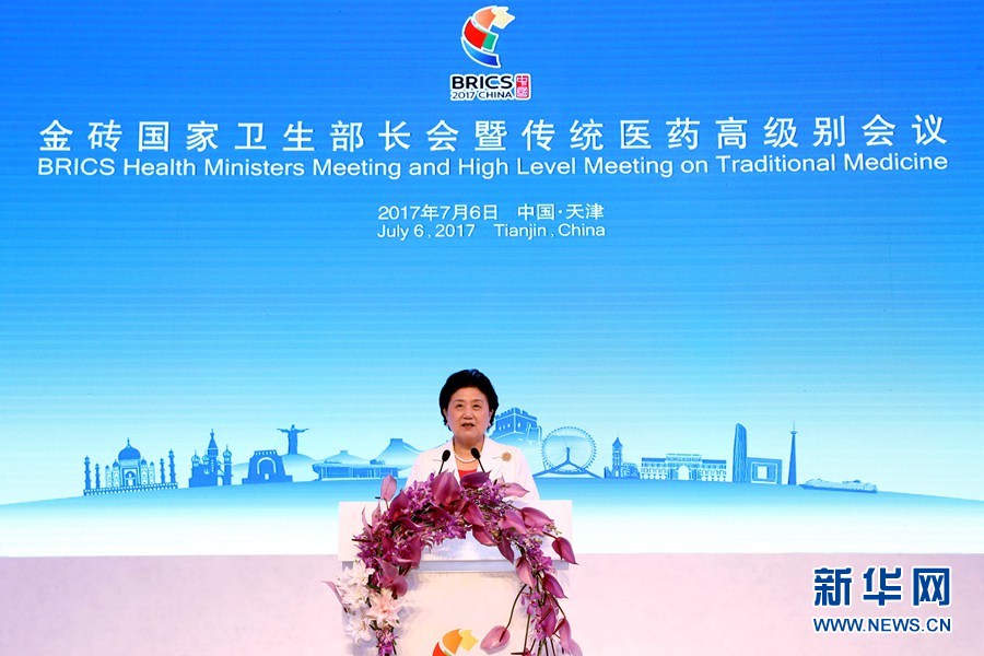 7月6日，金磚國家衛(wèi)生部長會(huì)暨傳統(tǒng)醫(yī)藥高級(jí)別會(huì)議在天津開幕。國家主席習(xí)近平發(fā)來賀信，對(duì)會(huì)議召開表示祝賀。國務(wù)院副總理劉延?xùn)|在開幕式上宣讀習(xí)近平的賀信并發(fā)表主旨演講。新華社記者 張玉薇 攝
