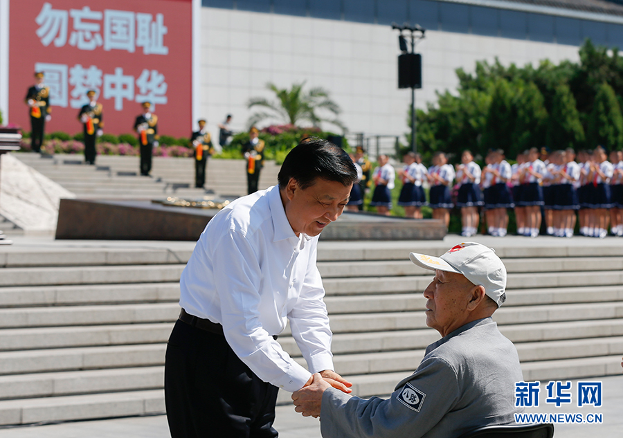 7月7日，紀(jì)念全民族抗戰(zhàn)爆發(fā)80周年儀式在中國人民抗日戰(zhàn)爭紀(jì)念館舉行。中共中央政治局常委、中央書記處書記劉云山出席儀式并講話。這是儀式開始前，劉云山與老八路代表握手。新華社記者崔新鈺攝