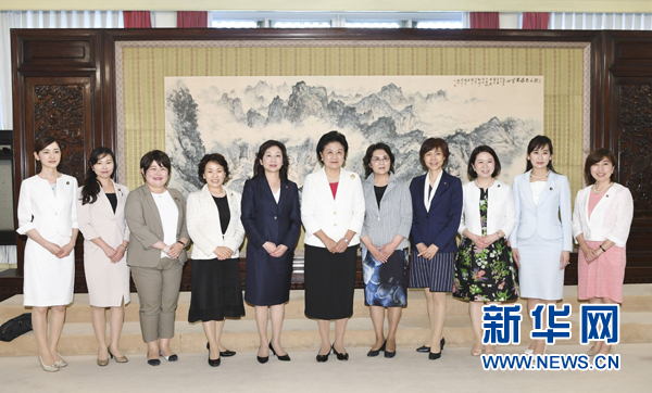 　　7月12日，國(guó)務(wù)院副總理劉延?xùn)|在北京會(huì)見以日本自民黨前總務(wù)會(huì)長(zhǎng)野田圣子為首的日本執(zhí)政黨女國(guó)會(huì)議員代表團(tuán)一行。 新華社記者 高潔 攝