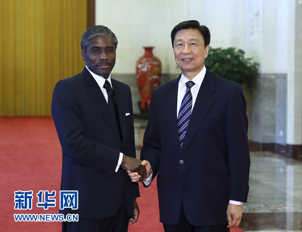 7月13日，中國國家副主席李源潮在北京人民大會(huì)堂與赤道幾內(nèi)亞副總統(tǒng)曼格會(huì)談。 新華社記者 謝環(huán)馳 攝