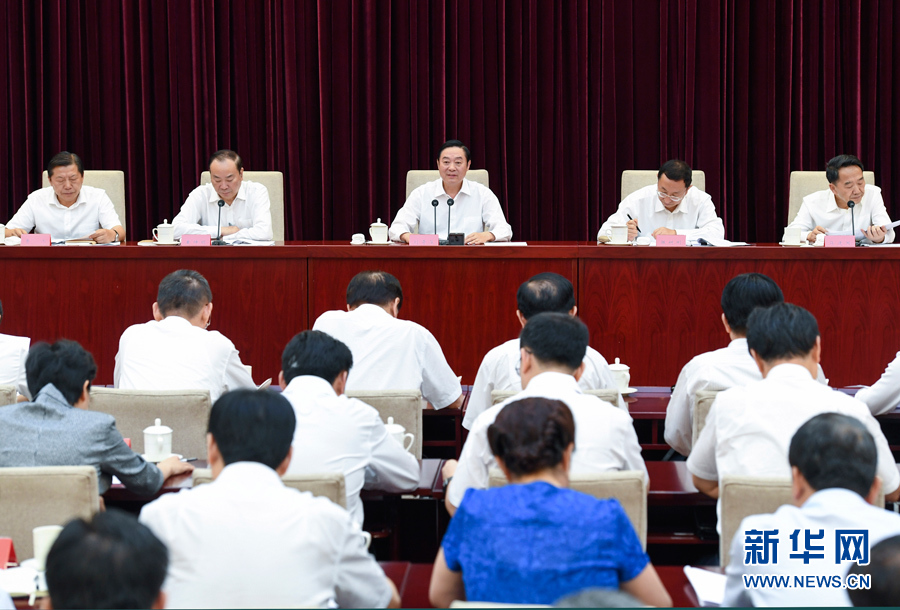 7月28日，中宣部在北京召開全國(guó)宣傳部長(zhǎng)專題工作會(huì)議，學(xué)習(xí)貫徹習(xí)近平總書記在省部級(jí)主要領(lǐng)導(dǎo)干部專題研討班上的重要講話精神。中共中央政治局委員、中央書記處書記、中宣部部長(zhǎng)劉奇葆出席會(huì)議并講話。新華社記者張領(lǐng)攝
