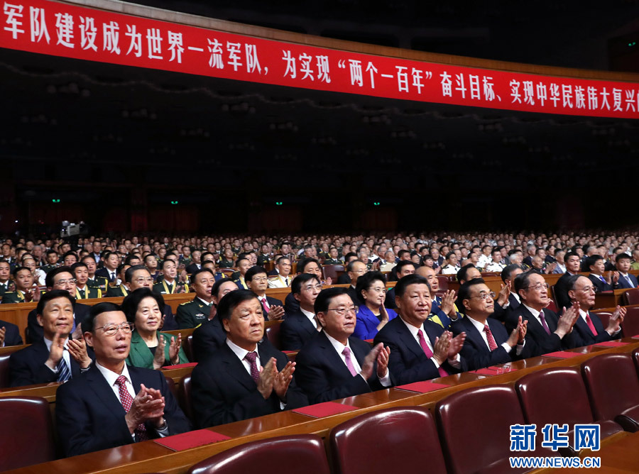 7月28日，慶祝中國(guó)人民解放軍建軍90周年文藝晚會(huì)《在黨的旗幟下》在北京人民大會(huì)堂舉行。中共中央總書(shū)記、國(guó)家主席、中央軍委主席習(xí)近平和李克強(qiáng)、張德江、俞正聲、劉云山、王岐山、張高麗等黨和國(guó)家領(lǐng)導(dǎo)人，與首都3000多名各界群眾一起觀看演出。新華社記者 馬占成 攝