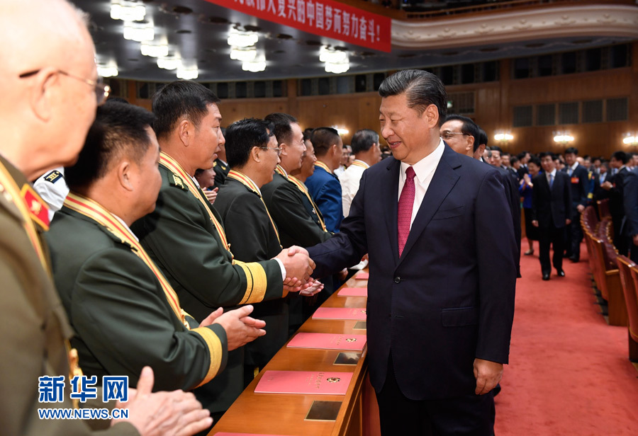 7月28日，慶祝中國(guó)人民解放軍建軍90周年文藝晚會(huì)《在黨的旗幟下》在北京人民大會(huì)堂舉行。中共中央總書(shū)記、國(guó)家主席、中央軍委主席習(xí)近平和李克強(qiáng)、張德江、俞正聲、劉云山、王岐山、張高麗等黨和國(guó)家領(lǐng)導(dǎo)人，與首都3000多名各界群眾一起觀看演出。演出開(kāi)始前，習(xí)近平等與老戰(zhàn)士、老同志代表和“八一勛章”獲得者親切握手。新華社記者 李學(xué)仁 攝