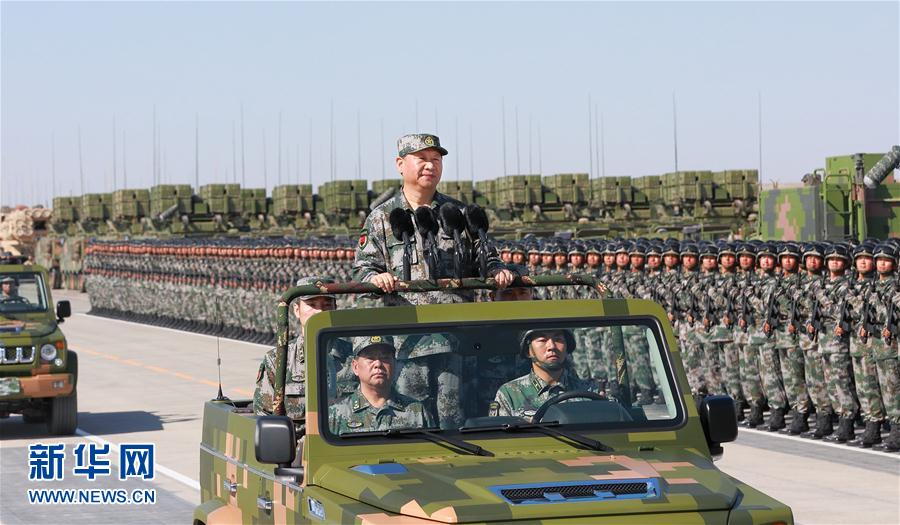 7月30日上午，慶祝中國人民解放軍建軍90周年閱兵在朱日和聯(lián)合訓(xùn)練基地隆重舉行。中共中央總書記、國家主席、中央軍委主席習(xí)近平檢閱部隊(duì)并發(fā)表重要講話。這是習(xí)近平乘車檢閱部隊(duì)。新華社記者 李剛 攝