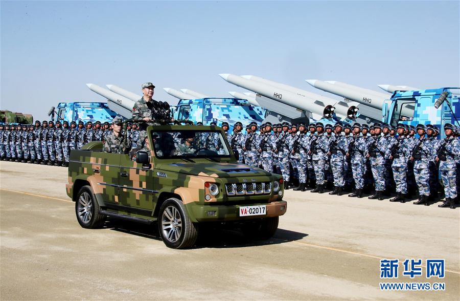 7月30日上午，慶祝中國人民解放軍建軍90周年閱兵在朱日和聯(lián)合訓(xùn)練基地隆重舉行。中共中央總書記、國家主席、中央軍委主席習(xí)近平檢閱部隊(duì)并發(fā)表重要講話。這是習(xí)近平乘車檢閱部隊(duì)。新華社記者 李濤 攝