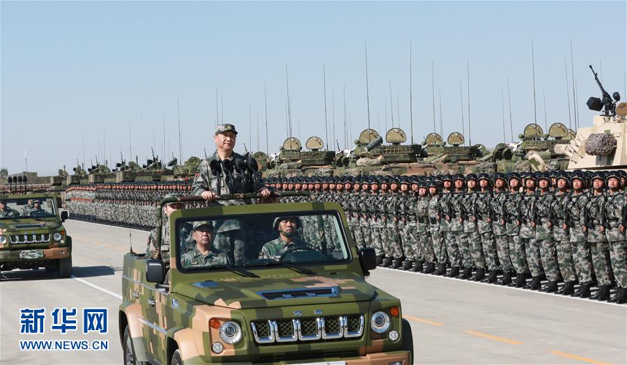 7月30日上午，慶祝中國人民解放軍建軍90周年閱兵在朱日和聯(lián)合訓(xùn)練基地隆重舉行。中共中央總書記、國家主席、中央軍委主席習(xí)近平檢閱部隊(duì)并發(fā)表重要講話。這是習(xí)近平乘車檢閱部隊(duì)。新華社記者 李剛 攝