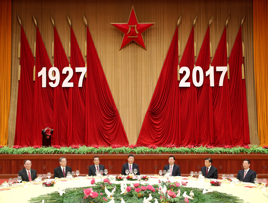 7月31日，中華人民共和國國防部在北京人民大會堂舉行盛大招待會，熱烈慶祝中國人民解放軍建軍90周年。中共中央總書記、國家主席、中央軍委主席習(xí)近平和李克強、張德江、俞正聲、劉云山、王岐山、張高麗等黨和國家領(lǐng)導(dǎo)人出席招待會。新華社記者 鞠鵬 攝