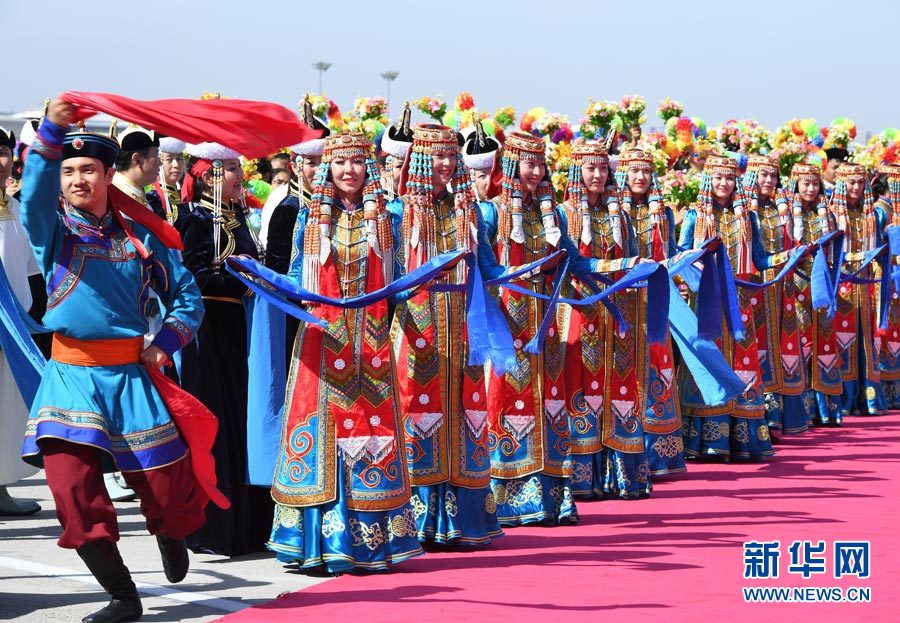 8月7日，以中共中央政治局常委、全國(guó)政協(xié)主席俞正聲為團(tuán)長(zhǎng)的中央代表團(tuán)飛抵呼和浩特，出席內(nèi)蒙古自治區(qū)成立70周年慶?；顒?dòng)。中央代表團(tuán)在機(jī)場(chǎng)受到內(nèi)蒙古各族群眾的熱烈歡迎。新華社記者 張領(lǐng) 攝