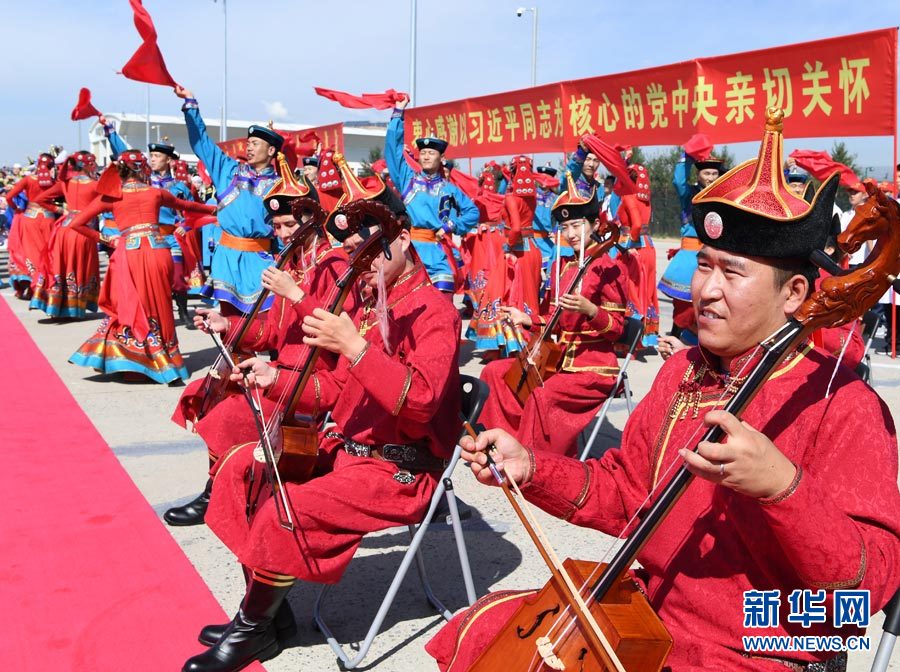 8月7日，以中共中央政治局常委、全國(guó)政協(xié)主席俞正聲為團(tuán)長(zhǎng)的中央代表團(tuán)飛抵呼和浩特，出席內(nèi)蒙古自治區(qū)成立70周年慶?；顒?dòng)。中央代表團(tuán)在機(jī)場(chǎng)受到內(nèi)蒙古各族群眾的熱烈歡迎。新華社記者 張領(lǐng) 攝