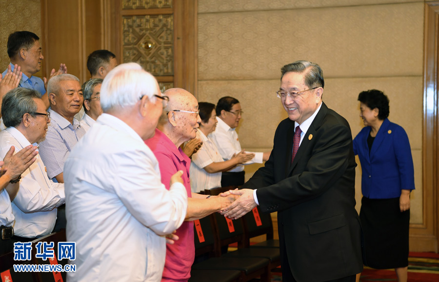 8月7日，中共中央政治局常委、全國政協(xié)主席、中央代表團(tuán)團(tuán)長俞正聲在內(nèi)蒙古新城賓館會見內(nèi)蒙古自治區(qū)離退休老同志和各族各界群眾代表，并與他們合影留念。新華社記者 張領(lǐng) 攝