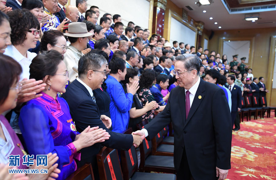 8月7日，中共中央政治局常委、全國政協(xié)主席、中央代表團(tuán)團(tuán)長俞正聲在內(nèi)蒙古新城賓館會見內(nèi)蒙古自治區(qū)離退休老同志和各族各界群眾代表，并與他們合影留念。新華社記者 張領(lǐng) 攝