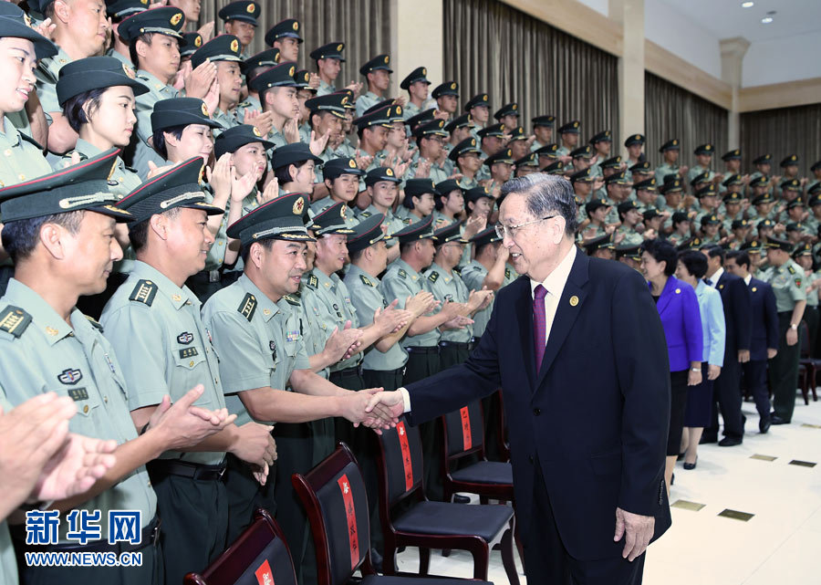 8月7日，中共中央政治局常委、全國(guó)政協(xié)主席、中央代表團(tuán)團(tuán)長(zhǎng)俞正聲率代表團(tuán)部分成員分別赴內(nèi)蒙古軍區(qū)、武警內(nèi)蒙古總隊(duì)、武警內(nèi)蒙古森林總隊(duì)慰問(wèn)，并會(huì)見(jiàn)自治區(qū)政法干警代表。這是俞正聲會(huì)見(jiàn)內(nèi)蒙古軍區(qū)指戰(zhàn)員。新華社記者 張領(lǐng) 攝