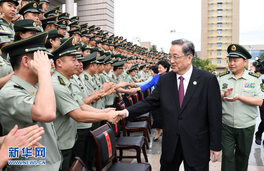 8月7日，中共中央政治局常委、全國(guó)政協(xié)主席、中央代表團(tuán)團(tuán)長(zhǎng)俞正聲率代表團(tuán)部分成員分別赴內(nèi)蒙古軍區(qū)、武警內(nèi)蒙古總隊(duì)、武警內(nèi)蒙古森林總隊(duì)慰問(wèn)，并會(huì)見(jiàn)自治區(qū)政法干警代表。這是俞正聲會(huì)見(jiàn)武警內(nèi)蒙古總隊(duì)官兵。新華社記者 張領(lǐng) 攝