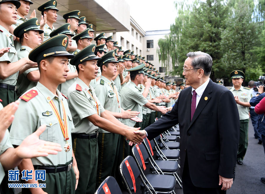 8月7日，中共中央政治局常委、全國(guó)政協(xié)主席、中央代表團(tuán)團(tuán)長(zhǎng)俞正聲率代表團(tuán)部分成員分別赴內(nèi)蒙古軍區(qū)、武警內(nèi)蒙古總隊(duì)、武警內(nèi)蒙古森林總隊(duì)慰問(wèn)，并會(huì)見(jiàn)自治區(qū)政法干警代表。這是俞正聲會(huì)見(jiàn)武警內(nèi)蒙古森林總隊(duì)官兵。新華社記者 張領(lǐng) 攝