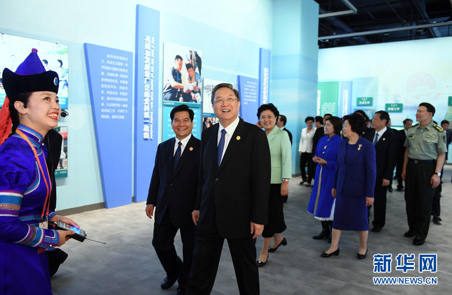 8月7日，中共中央政治局常委、全國(guó)政協(xié)主席、中央代表團(tuán)團(tuán)長(zhǎng)俞正聲率代表團(tuán)全體成員來(lái)到內(nèi)蒙古展覽館，參觀《守望相助團(tuán)結(jié)奮斗——慶祝內(nèi)蒙古自治區(qū)成立70周年展覽》。 新華社記者 張領(lǐng) 攝