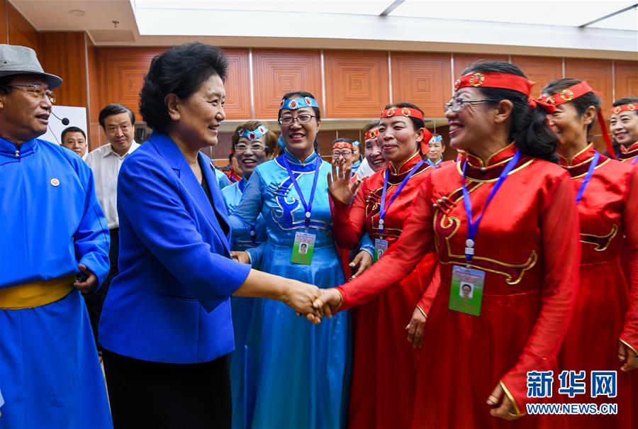 8月9日，中共中央政治局委員、國務(wù)院副總理、中央代表團(tuán)副團(tuán)長劉延?xùn)|率中央代表團(tuán)二分團(tuán)到赤峰看望慰問各族干部群眾。這是劉延?xùn)|在赤峰市群眾藝術(shù)館和群眾親切交談。新華社記者 連振 攝