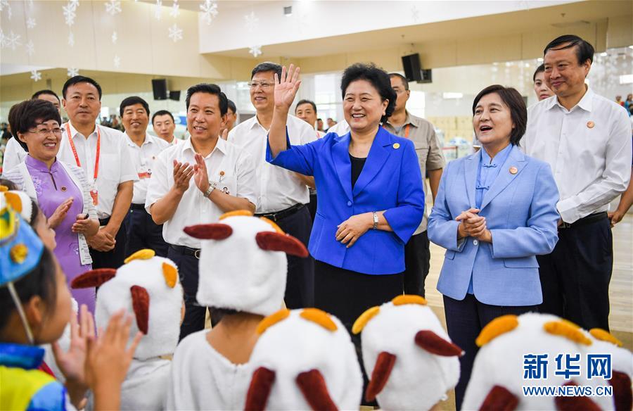 8月9日，中共中央政治局委員、國務(wù)院副總理、中央代表團(tuán)副團(tuán)長劉延?xùn)|率中央代表團(tuán)二分團(tuán)到赤峰看望慰問各族干部群眾。這是劉延?xùn)|在赤峰市青少年宮與青少年熱烈互動(dòng)。新華社記者 連振 攝