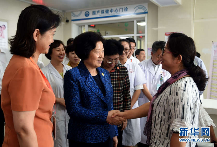8月9日，中共中央政治局委員、中央統(tǒng)戰(zhàn)部部長、中央代表團(tuán)副團(tuán)長孫春蘭率中央代表團(tuán)三分團(tuán)，先后赴內(nèi)蒙古自治區(qū)烏海市、阿拉善盟看望各族干部群眾。這是孫春蘭在烏海市婦兒醫(yī)療預(yù)防保健中心同患者親切交談。新華社記者 任軍川 攝