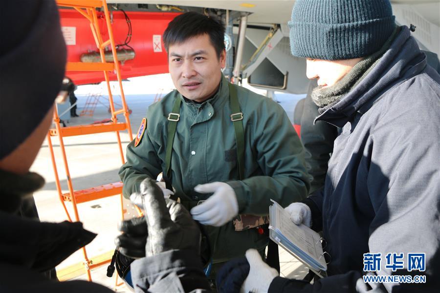 （建軍90周年·英雄·圖文互動）（2）聽，渤海灣有風(fēng)吹過來——追記海軍某艦載航空兵部隊(duì)一級飛行員張超