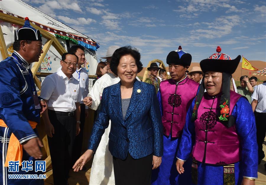 8月10日，中共中央政治局委員、中央統(tǒng)戰(zhàn)部部長(zhǎng)、中央代表團(tuán)副團(tuán)長(zhǎng)孫春蘭率中央代表團(tuán)三分團(tuán)繼續(xù)在內(nèi)蒙古自治區(qū)阿拉善盟看望慰問(wèn)，把以習(xí)近平同志為核心的黨中央的親切關(guān)懷和全國(guó)各族人民的美好祝福帶給阿拉善各族各界干部群眾。這是孫春蘭在牧民張輝生（右二）家了解生產(chǎn)生活情況。新華社記者 任軍川 攝