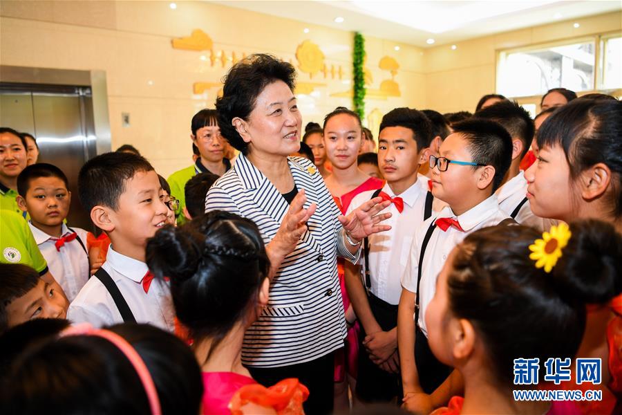 8月10日，中共中央政治局委員、國務(wù)院副總理、中央代表團(tuán)副團(tuán)長劉延?xùn)|率中央代表團(tuán)二分團(tuán)來到呼倫貝爾，把以習(xí)近平同志為核心的黨中央的親切關(guān)懷和全國人民的美好祝福帶給當(dāng)?shù)馗髯甯刹咳罕?。這是劉延?xùn)|在呼倫貝爾市兒童福利院與孩子們在一起。新華社記者 連振 攝