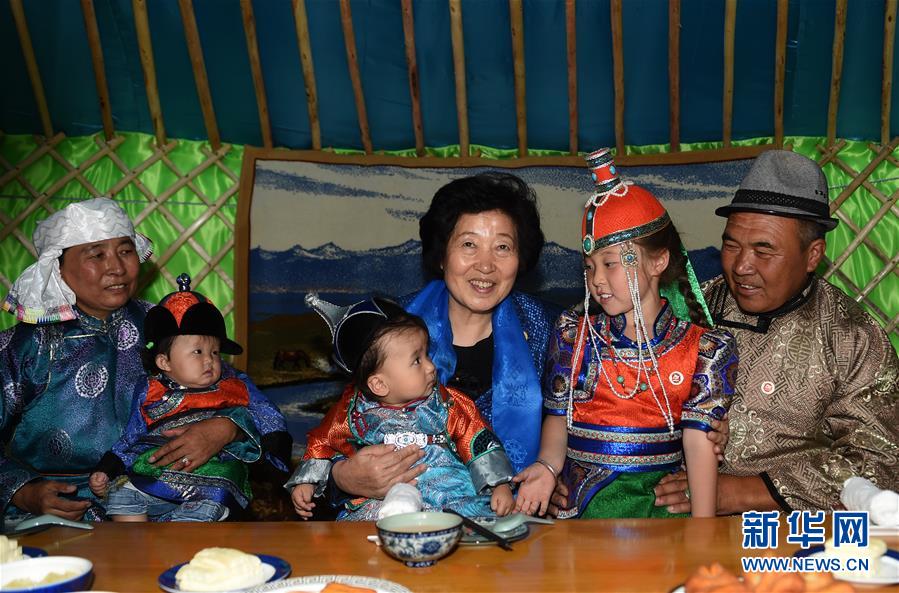 8月11日，帶著以習(xí)近平同志為核心的黨中央的親切關(guān)懷和全國(guó)各族人民的美好祝福，中共中央政治局委員、中央統(tǒng)戰(zhàn)部部長(zhǎng)、中央代表團(tuán)副團(tuán)長(zhǎng)孫春蘭率中央代表團(tuán)三分團(tuán)在錫林郭勒盟看望各族干部群眾，共同慶祝內(nèi)蒙古自治區(qū)成立70周年。這是孫春蘭在錫林浩特市寶力根蘇木牧民巴·巴特爾（右一）家中看望。新華社記者 任軍川 攝