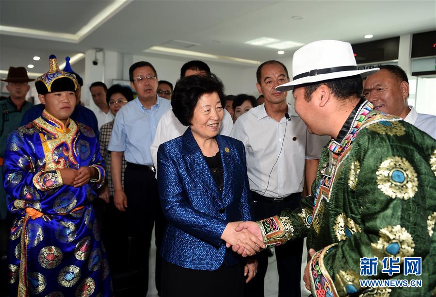8月11日，帶著以習(xí)近平同志為核心的黨中央的親切關(guān)懷和全國(guó)各族人民的美好祝福，中共中央政治局委員、中央統(tǒng)戰(zhàn)部部長(zhǎng)、中央代表團(tuán)副團(tuán)長(zhǎng)孫春蘭率中央代表團(tuán)三分團(tuán)在錫林郭勒盟看望各族干部群眾，共同慶祝內(nèi)蒙古自治區(qū)成立70周年。這是孫春蘭在非公企業(yè)大莊園生態(tài)牛羊肉產(chǎn)業(yè)示范園同前來(lái)售羊的牧民親切交談。新華社記者 任軍川 攝