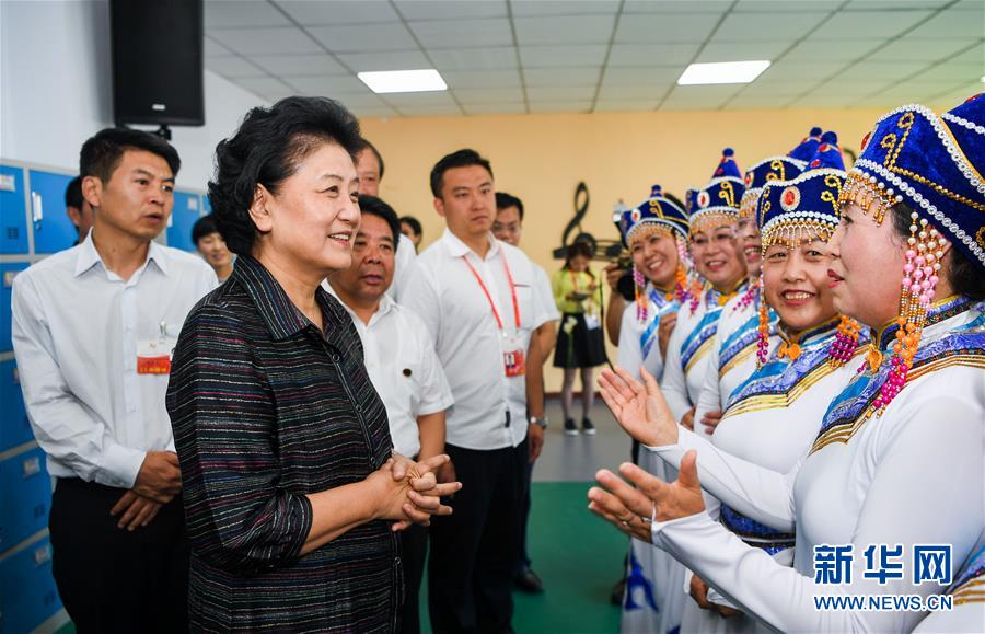8月11日，中共中央政治局委員、國(guó)務(wù)院副總理、中央代表團(tuán)副團(tuán)長(zhǎng)劉延?xùn)|率中央代表團(tuán)二分團(tuán)，看望慰問(wèn)烏蘭察布各族干部群眾，轉(zhuǎn)達(dá)以習(xí)近平同志為核心的黨中央的親切關(guān)懷和全國(guó)人民的美好祝愿。這是劉延?xùn)|在考察察哈爾社區(qū)時(shí)與居民們親切交談。新華社記者 連振 攝