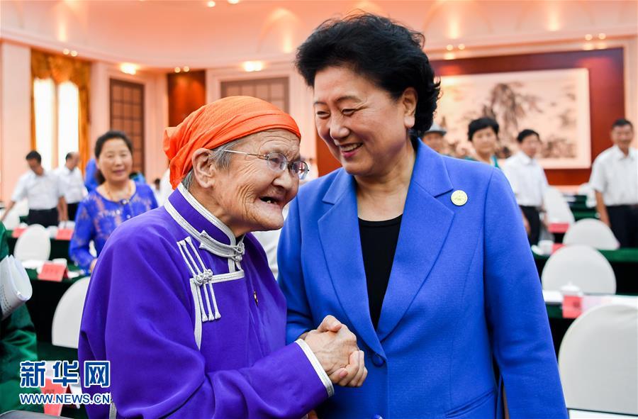 8月11日，中共中央政治局委員、國(guó)務(wù)院副總理、中央代表團(tuán)副團(tuán)長(zhǎng)劉延?xùn)|率中央代表團(tuán)二分團(tuán)，看望慰問(wèn)烏蘭察布各族干部群眾，轉(zhuǎn)達(dá)以習(xí)近平同志為核心的黨中央的親切關(guān)懷和全國(guó)人民的美好祝愿。這是劉延?xùn)|在出席烏蘭察布市慶祝內(nèi)蒙古自治區(qū)成立70周年座談會(huì)后，與“草原母親”都貴瑪親切交談。新華社記者 連振 攝