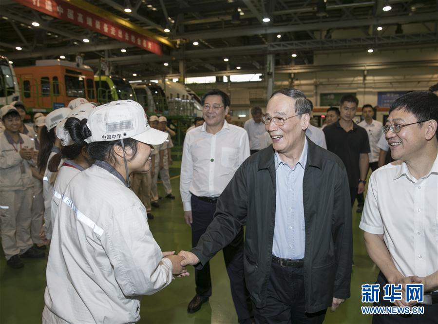 9月3日至5日，中共中央政治局常委、中央紀(jì)委書記、中央巡視工作領(lǐng)導(dǎo)小組組長王岐山在湖南省調(diào)研并主持召開巡察工作座談會。這是9月4日，王岐山到中國中車株洲電力機(jī)車有限公司考察。新華社記者 王曄 攝

