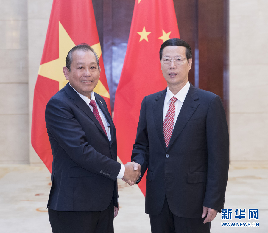  9月11日，中共中央政治局常委、國務(wù)院副總理張高麗在廣西南寧會(huì)見前來出席第十四屆中國－東盟博覽會(huì)和中國－東盟商務(wù)與投資峰會(huì)的越南常務(wù)副總理張和平。新華社記者王曄攝