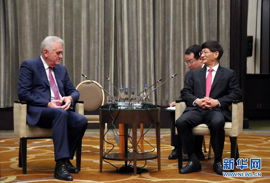 9月11日，在塞爾維亞首都貝爾格萊德，習近平主席特使、中共中央政治局委員、中央政法委書記孟建柱（右）會見塞爾維亞前總統(tǒng)尼科利奇（左）。新華社記者王慧娟攝