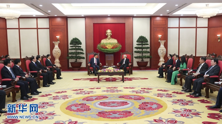 應(yīng)越南共產(chǎn)黨邀請，中共中央政治局常委、中央書記處書記劉云山9月18日至19日對越南進(jìn)行正式訪問。這是9月18日，劉云山在河內(nèi)會見越共中央總書記阮富仲。 新華社記者 龐興雷 攝