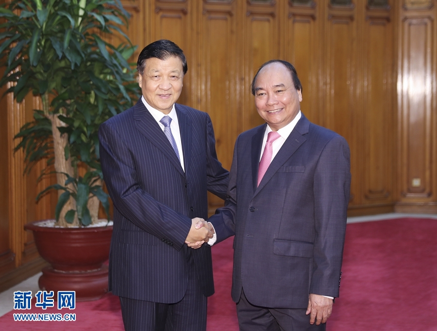 應(yīng)越南共產(chǎn)黨邀請，中共中央政治局常委、中央書記處書記劉云山9月18日至19日對越南進(jìn)行正式訪問。這是9月19日，劉云山在河內(nèi)會見越南總理阮春福。 新華社記者 丁林 攝