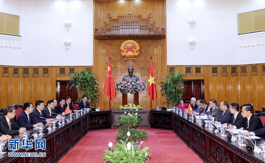 應(yīng)越南共產(chǎn)黨邀請，中共中央政治局常委、中央書記處書記劉云山9月18日至19日對越南進(jìn)行正式訪問。這是9月19日，劉云山在河內(nèi)會見越南總理阮春福。 新華社記者 丁林 攝