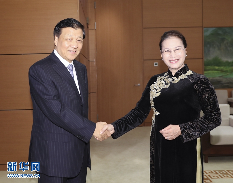 應(yīng)越南共產(chǎn)黨邀請，中共中央政治局常委、中央書記處書記劉云山9月18日至19日對越南進(jìn)行正式訪問。這是9月19日，劉云山在河內(nèi)會見越南國會主席阮氏金銀。 新華社記者 丁林 攝