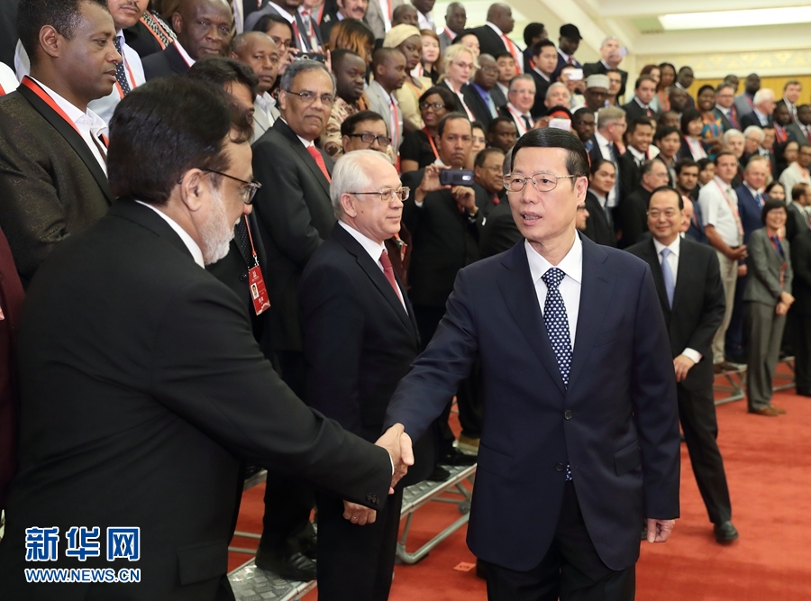9月21日，中共中央政治局常委、國務(wù)院副總理張高麗在北京人民大會(huì)堂會(huì)見來華參加2017“一帶一路”媒體合作論壇的外方代表并回答大家關(guān)心的問題。新華社記者王曄攝 