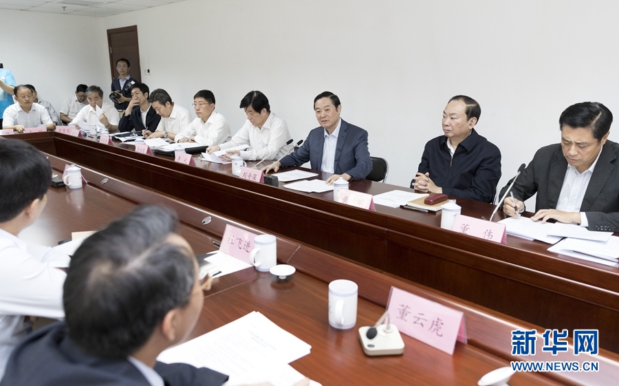9月22日，中共中央政治局委員、中央書記處書記、中宣部部長(zhǎng)劉奇葆在北京調(diào)研京劇像音像工程情況。這是劉奇葆與有關(guān)方面負(fù)責(zé)同志座談交流。新華社記者 丁海濤 攝
