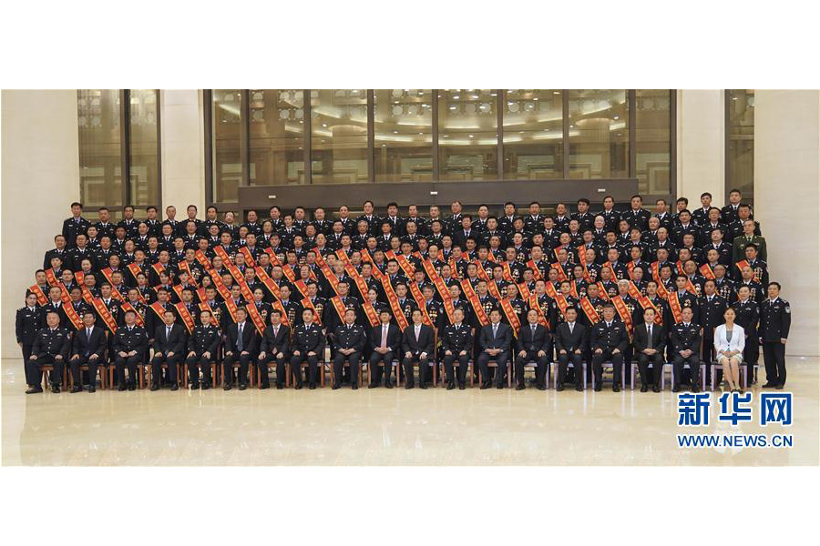 9月22日，“熱血鑄劍·丹心衛(wèi)民”全國公安百佳刑警推選活動(dòng)揭曉儀式在北京舉行。中共中央政治局委員、中央政法委書記孟建柱會(huì)見當(dāng)選民警并觀看揭曉儀式。國務(wù)委員、公安部部長郭聲琨參加會(huì)見并觀看揭曉儀式。新華社記者 殷剛 攝