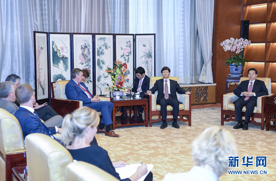 9月26日，中共中央政治局委員、中央政法委書記孟建柱在北京會見來華出席國際刑警組織第86屆全體大會的比利時副首相兼內(nèi)政大臣讓邦。國務(wù)委員、公安部部長郭聲琨參加有關(guān)會見。新華社記者 張領(lǐng) 攝