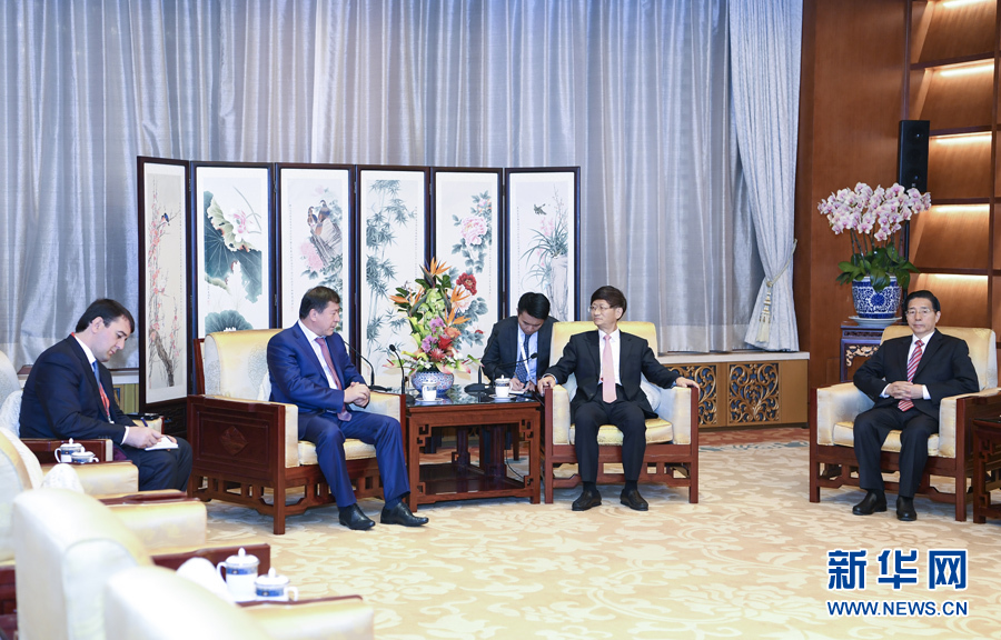9月26日，中共中央政治局委員、中央政法委書記孟建柱在北京會見來華出席國際刑警組織第86屆全體大會的塔吉克斯坦內(nèi)務(wù)部長拉希姆佐達(dá)。國務(wù)委員、公安部部長郭聲琨參加有關(guān)會見。新華社記者 張領(lǐng) 攝