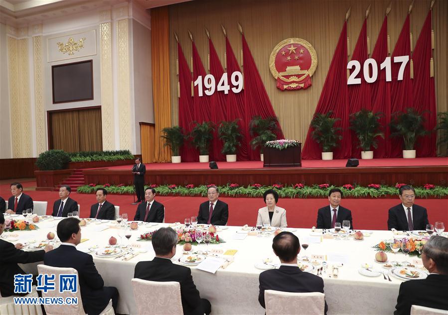 9月28日，全國政協(xié)辦公廳、中共中央統(tǒng)戰(zhàn)部、國務(wù)院僑辦、國務(wù)院港澳辦、國務(wù)院臺辦在北京人民大會堂聯(lián)合舉行國慶招待會。中共中央政治局常委、全國政協(xié)主席俞正聲與2800多名港澳臺僑各界代表歡聚一堂，慶祝中華人民共和國成立68周年。這是俞正聲在招待會上致辭。新華社記者 龐興雷 攝