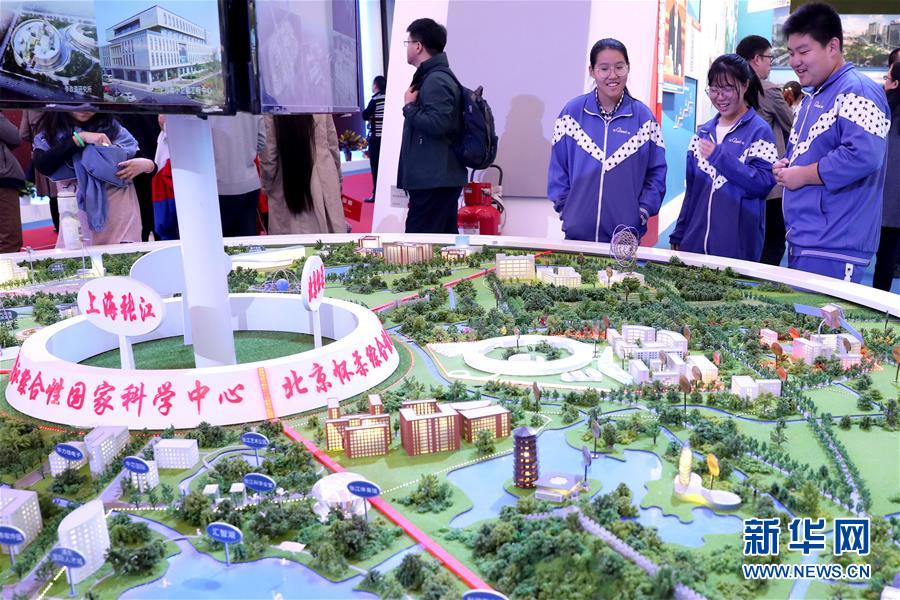（十九大時光·圖文互動）（4）向著夢想，奮進(jìn)！——來自“砥礪奮進(jìn)的五年”大型成就展現(xiàn)場的報道 