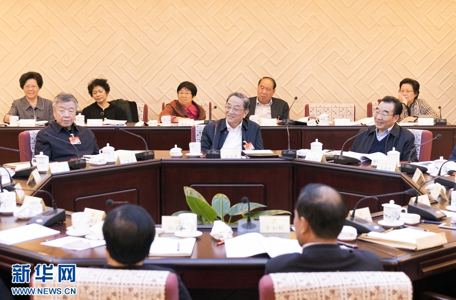 10月30日，政協(xié)第十二屆全國委員會常務(wù)委員會第二十三次會議舉行分組討論，與會人員圍繞深入學(xué)習(xí)貫徹中共十九大精神認(rèn)真討論，積極建言獻(xiàn)策。全國政協(xié)主席俞正聲參加討論。新華社記者 丁海濤 攝