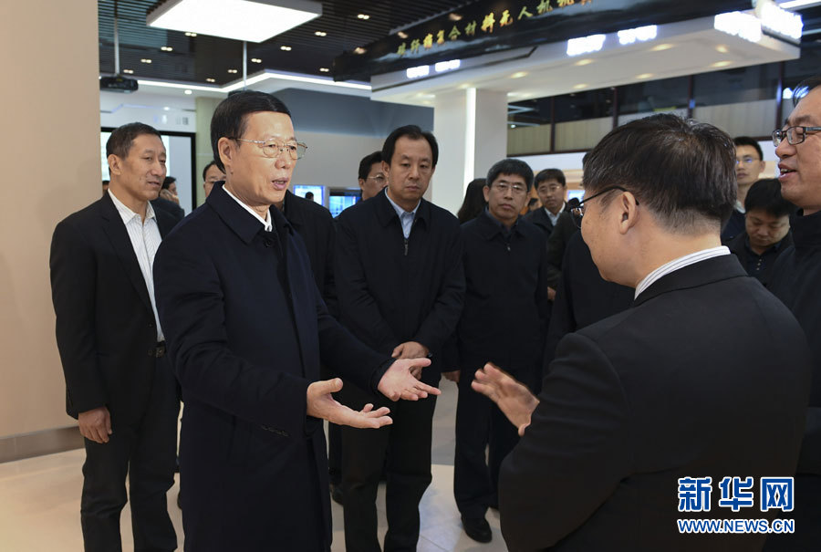 11月14日至15日，國務(wù)院副總理張高麗在黑龍江調(diào)研。這是11月14日，張高麗到黑龍江工業(yè)技術(shù)研究院成果展示中心，了解產(chǎn)學(xué)研結(jié)合推動(dòng)創(chuàng)新發(fā)展情況。 新華社記者 高潔 攝
